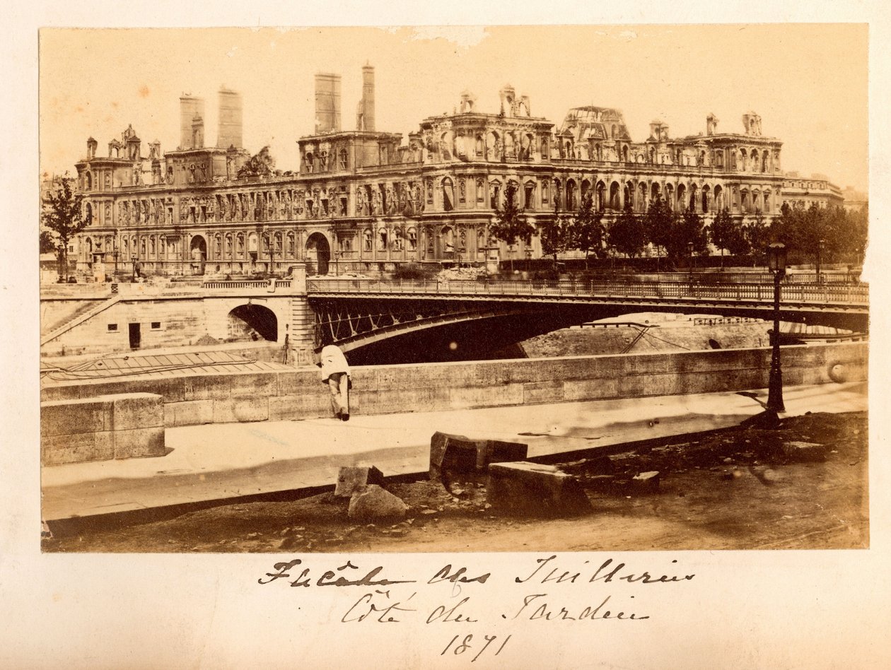 Pariser Kommune (1871): Blick auf die Brücke von Arcole und das Rathaus nach dem Brand im Mai 1871. Anonyme Fotografie. Druck auf Karton von Unbekannt