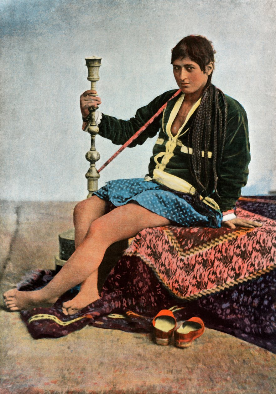 Persische Frau raucht in Kalgan, 1900 von Unbekannt