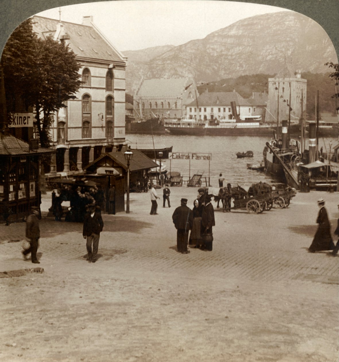 Malerische alte Festung Bergenhus, von einem Platz in der modernen Stadt, Bergen, Norwegen, 1905 von Unbekannt