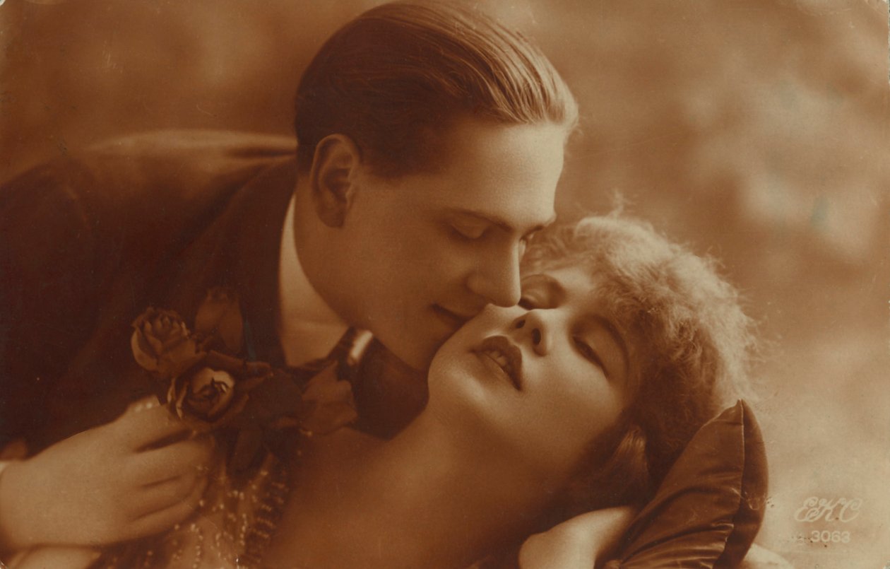 Postkarte eines romantischen Vintage-Paares, in Sepia von Unbekannt