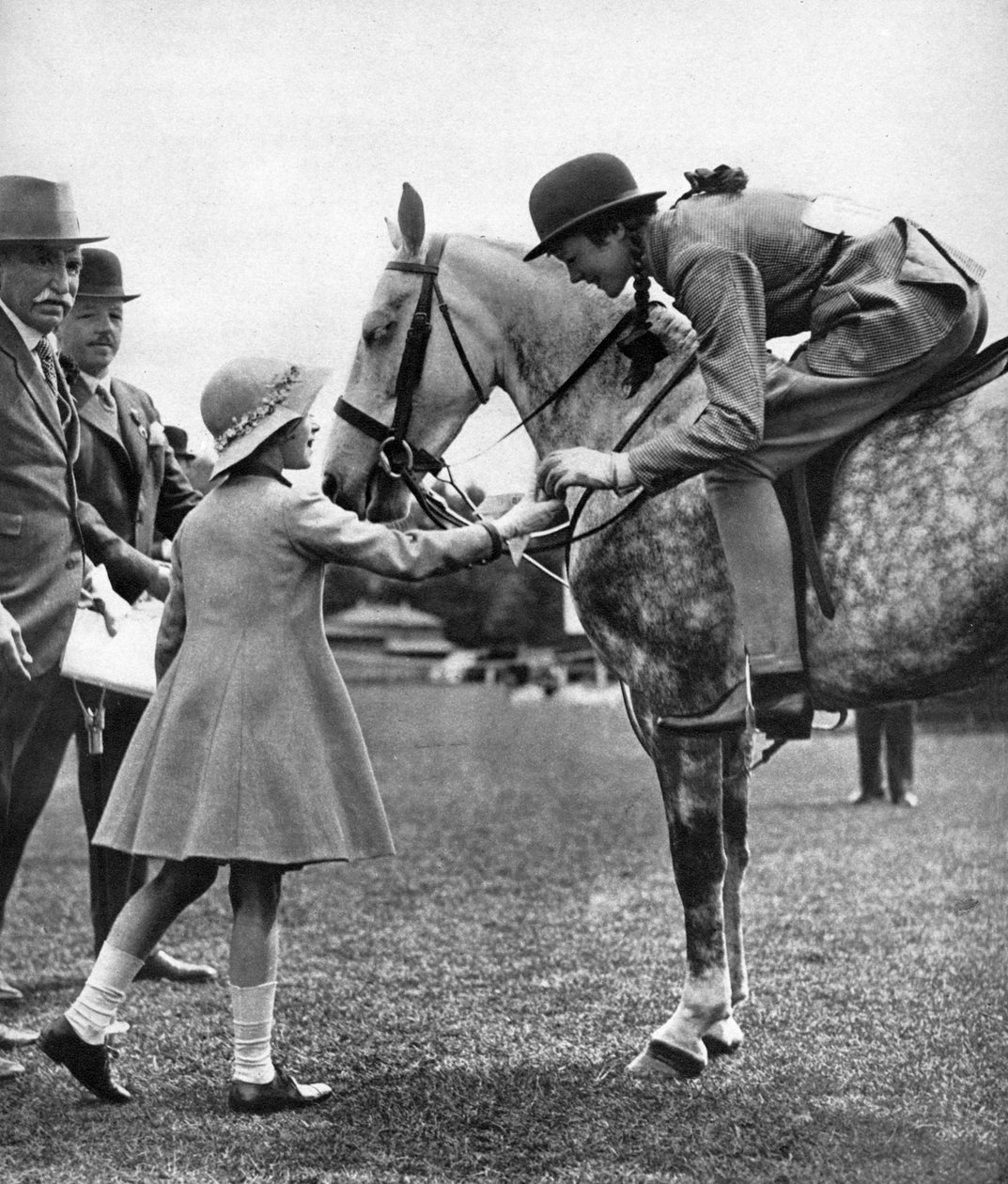 Prinzessin Elizabeth am Kindertag, Richmond Horse Show, um 1936 von Unbekannt