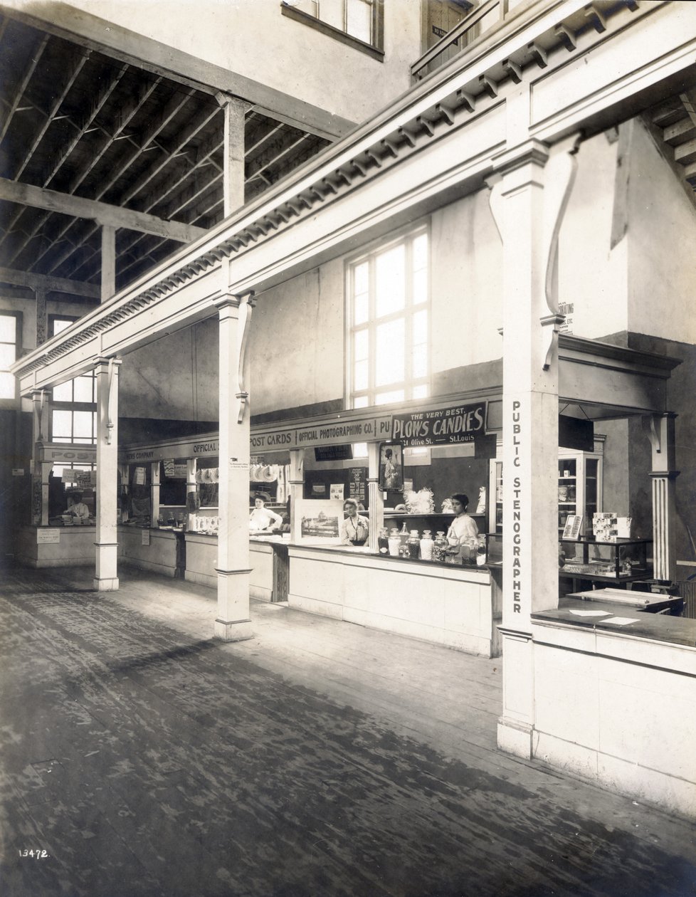 Öffentlicher Bequemlichkeitsstand mit Postkarten-, Süßigkeiten- und öffentlichen Stenographenständen im Palast der Manufakturen auf der Weltausstellung 1904 von Unbekannt