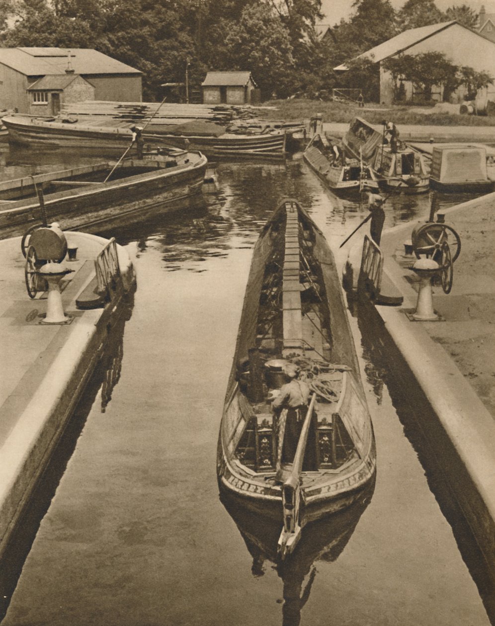 Schieben eines Affenbootes durch die Schleuse in Brentford, um 1935 von Unbekannt