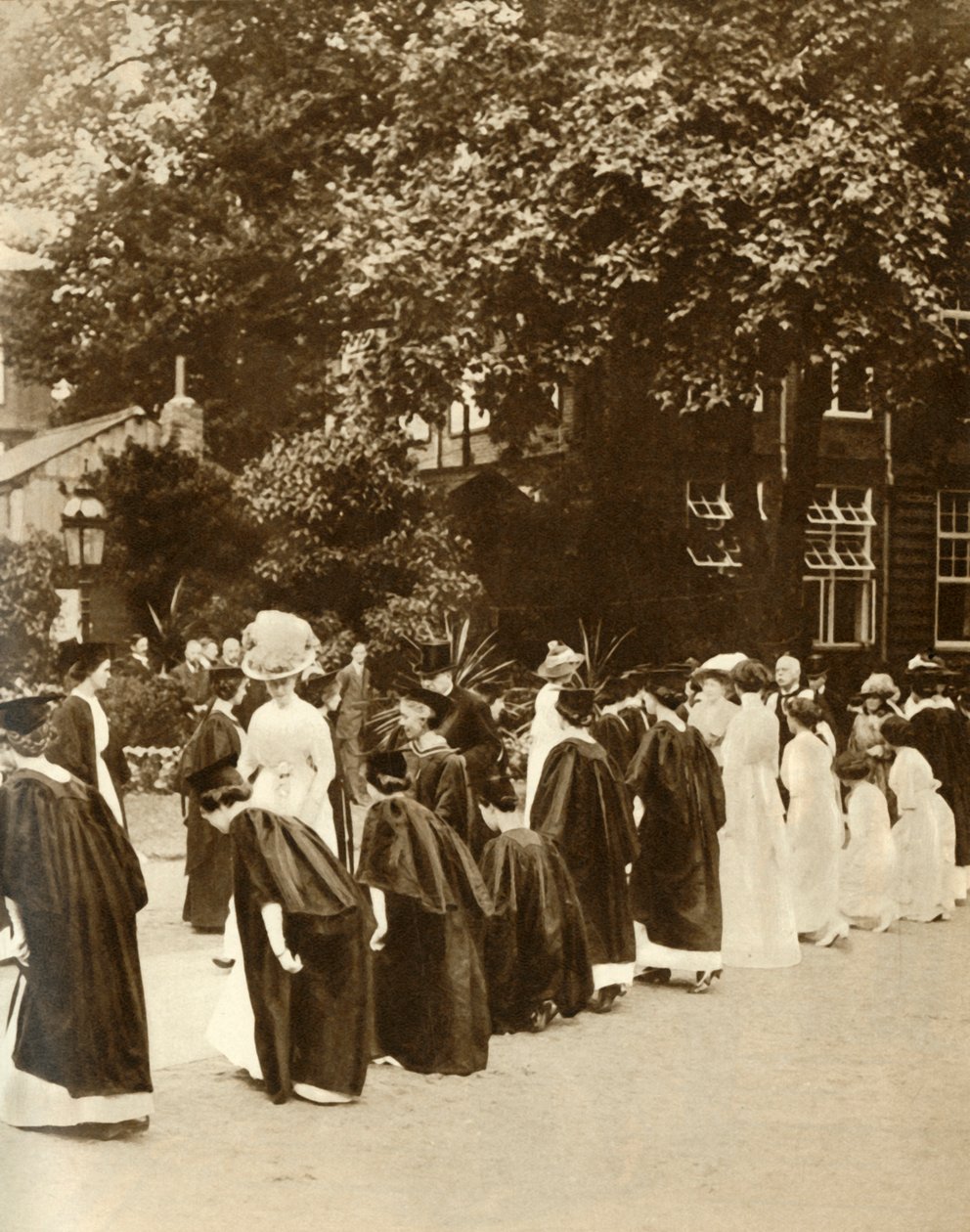 Königin Mary am Bedford College, London, 1913, 1935 von Unbekannt