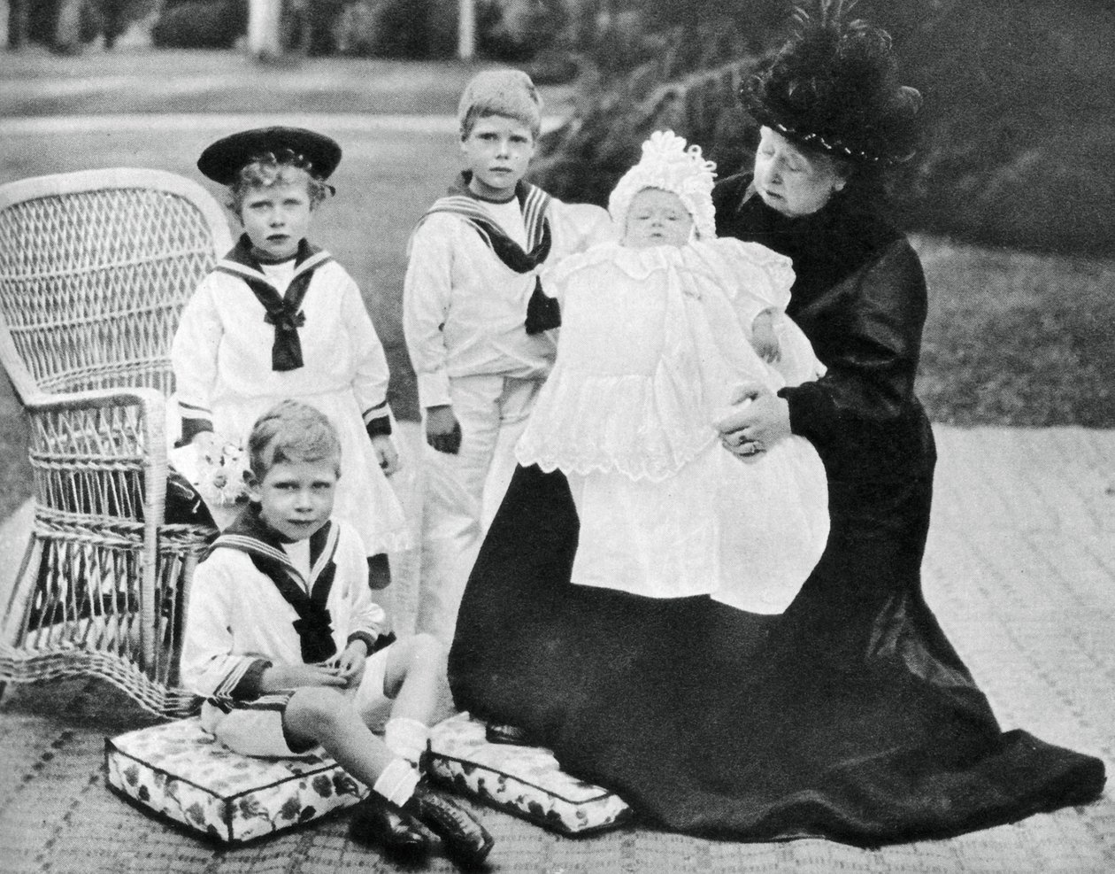Königin Victoria mit ihren Urenkeln im Osborne House, Isle of Wight, 1900 von Unbekannt