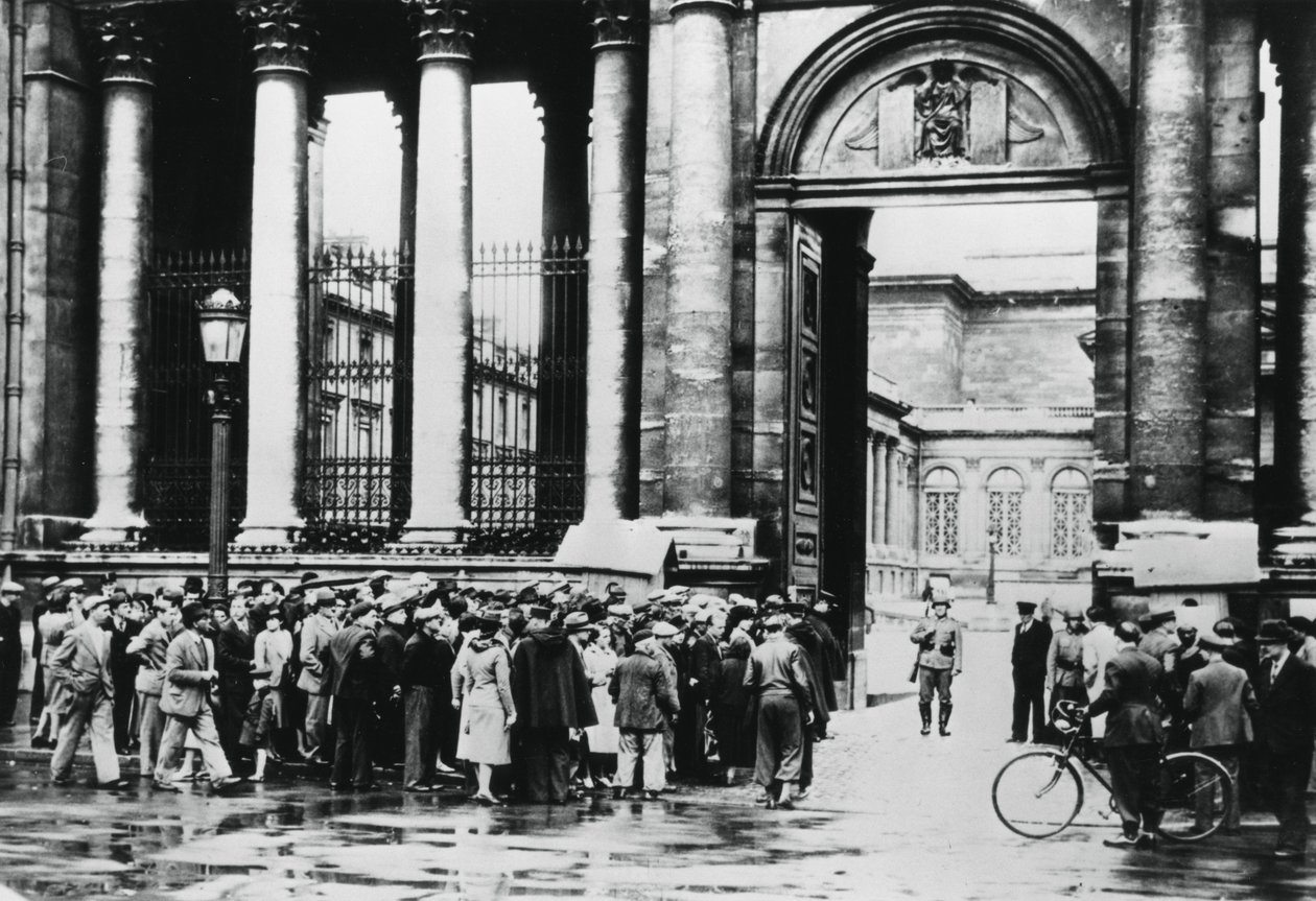 Schlange vor dem Informationsbüro für Zivilisten in der Abgeordnetenkammer, Paris, Juli 1940 von Unbekannt