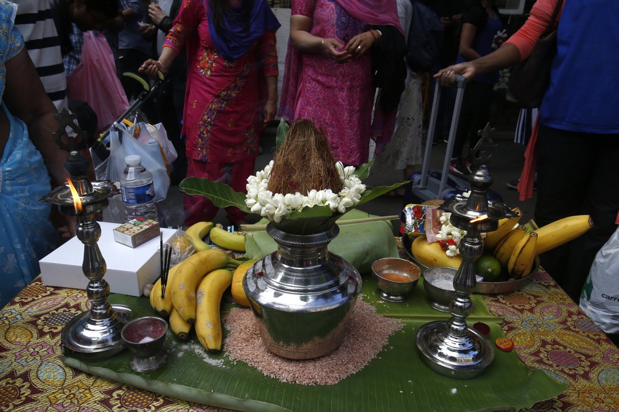 Ratha Yatra Wagenfest in Paris. Opfergaben. Frankreich von Unbekannt