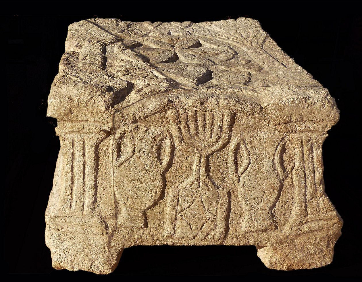 Relief, das einen siebenarmigen Menora darstellt, Magdala-Synagoge von Unbekannt