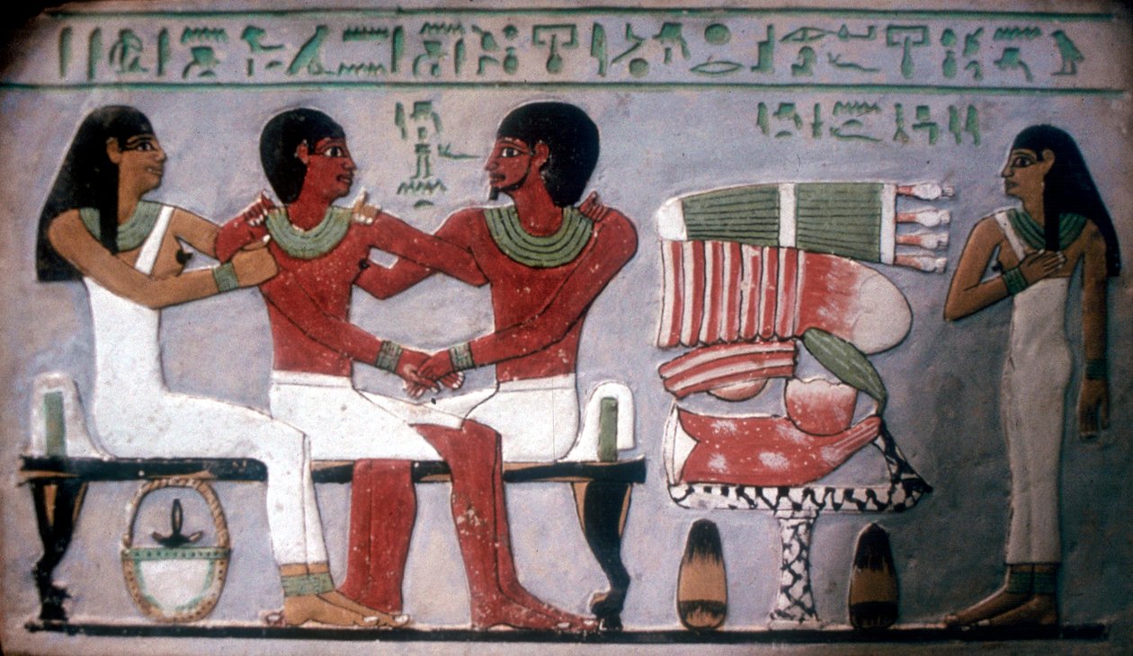 Relief von Imn-Hat, sitzend mit seiner Frau und seinem Sohn vor einem Opfer, Theben, ca. 2050-1786 v. Chr. von Unbekannt