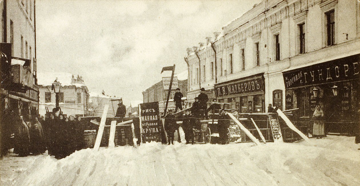 Revolutionäre Barrikaden in der Seleznevskaya-Straße, Moskau, Russland, während des Aufstands 1905 von Unbekannt