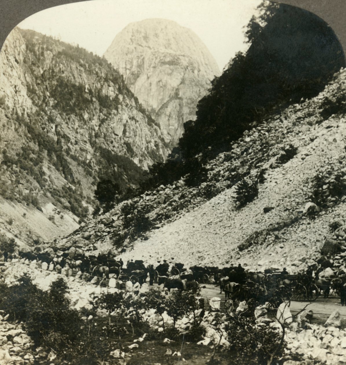Rocky Jordalsnut 3620 ft. von der Straße mit Touristenkarren, Norwegen, um 1905 von Unbekannt