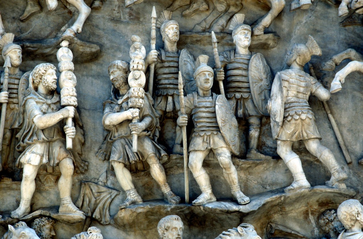 Römische Soldaten nehmen an der Decursio teil, dem rituellen Umkreisen des Scheiterhaufens von Unbekannt