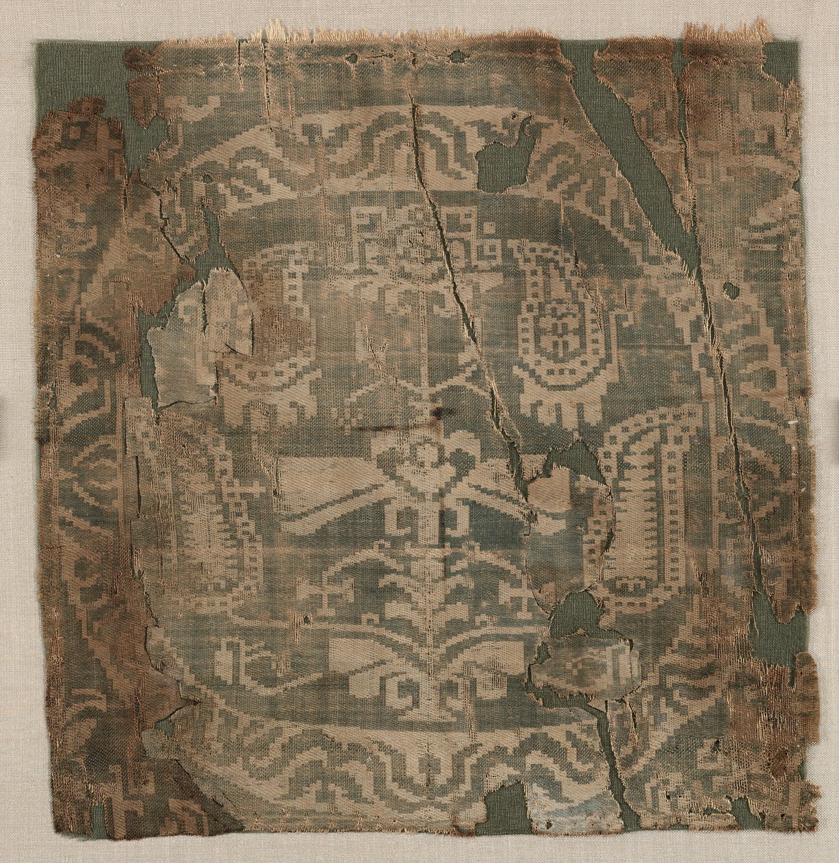 Rundel mit eckigem Palmettenbaum, von einer Tunika, 650-850 von Unbekannt