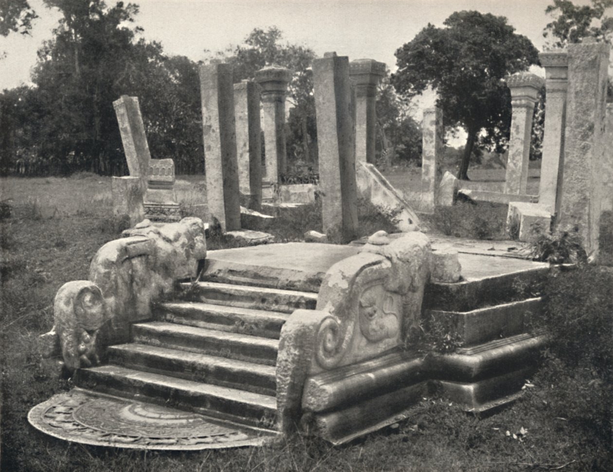 Ruinen einer Pfeilerhalle, davor Treppe mit Mondstein, s. Tafel 79, Anuradhapura, 1926 von Unbekannt