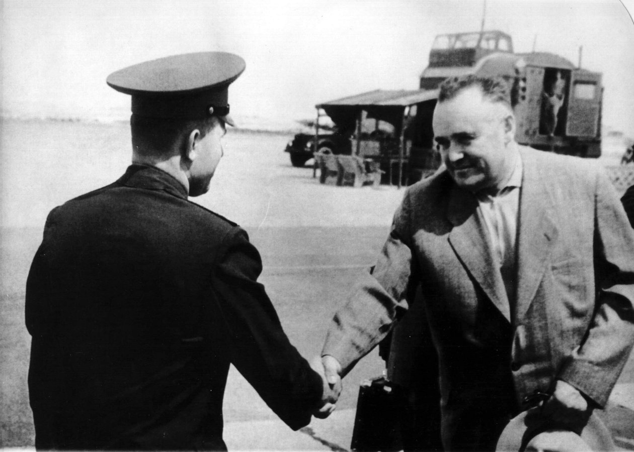 Russischer Kosmonaut Juri Gagarin und Raketeningenieur Sergei Koroljow, 1961 von Unbekannt