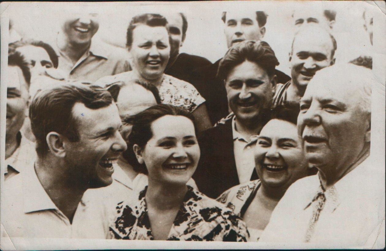 Russischer Kosmonaut Juri Gagarin mit seiner Frau, 1962 von Unbekannt