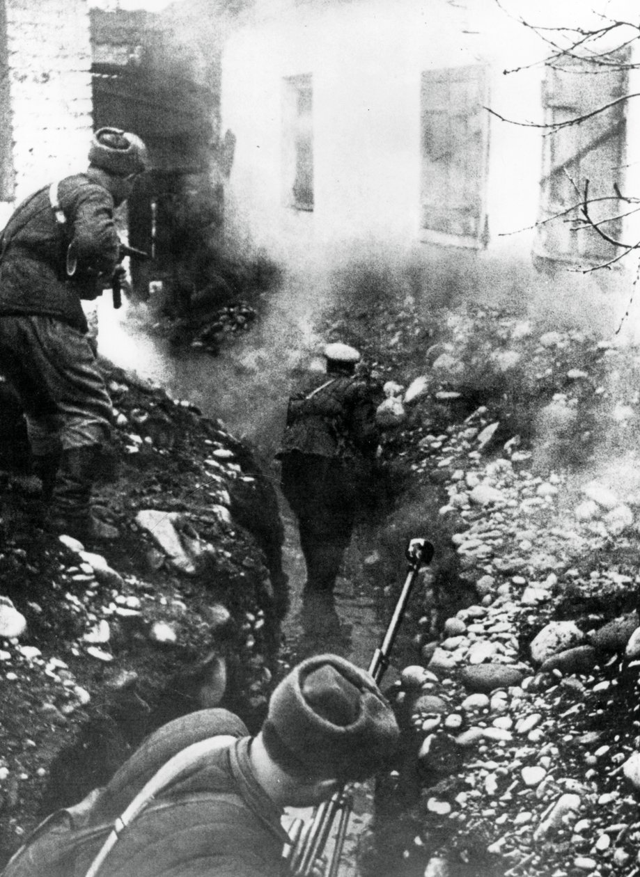 Russische Truppen befreien ein Dorf in der Nähe von Ordhonikidse, Kaukasus, 1942 von Unbekannt