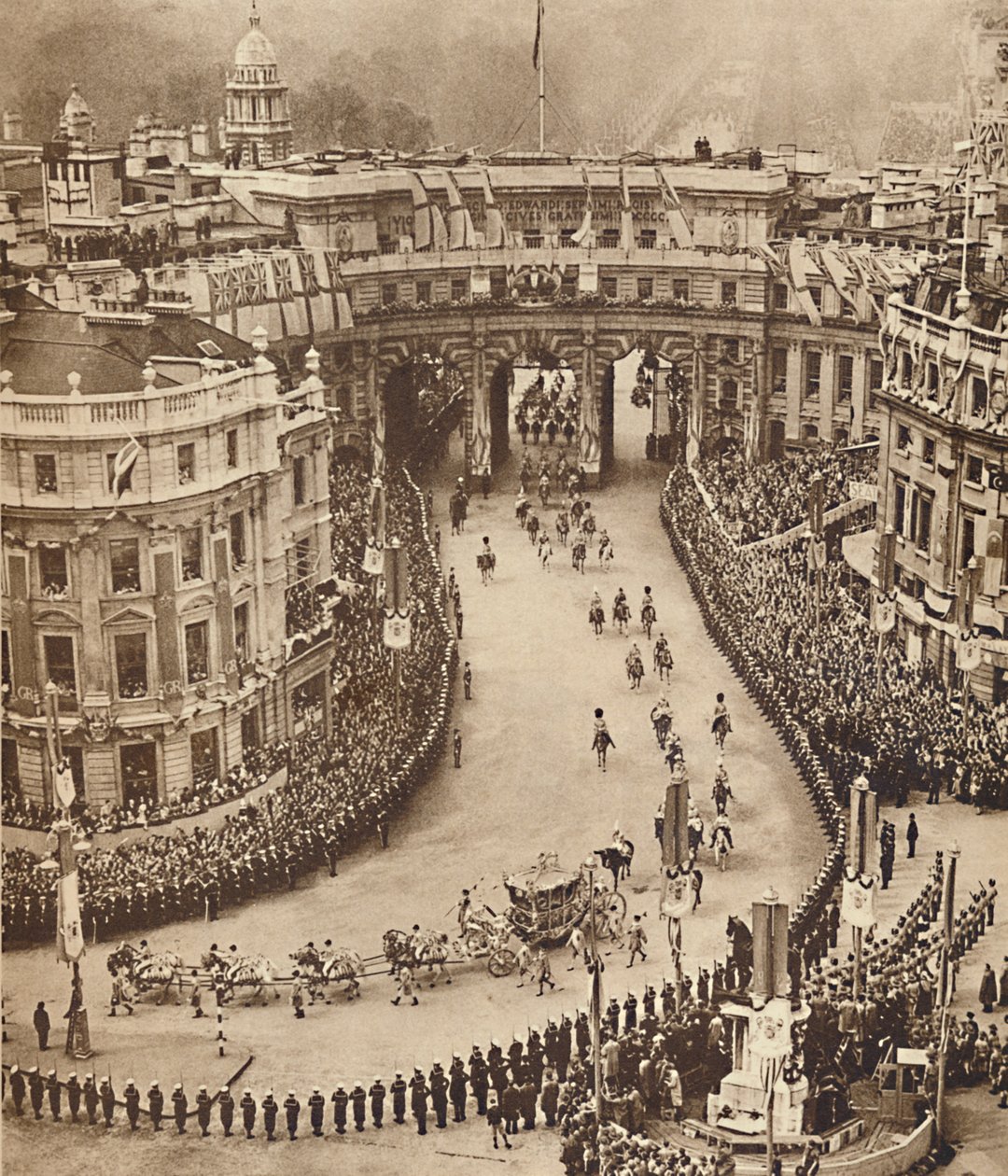 Matrosen säumen die Route am Trafalgar Square, 12. Mai 1937 von Unbekannt