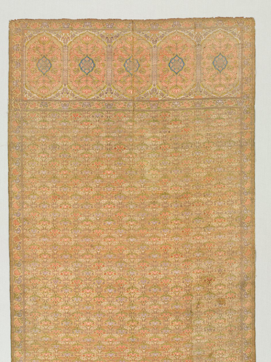 Schärpe mit Blumenfeld und Endpaneelen auf goldenem Grund, 1700er Jahre von Unbekannt