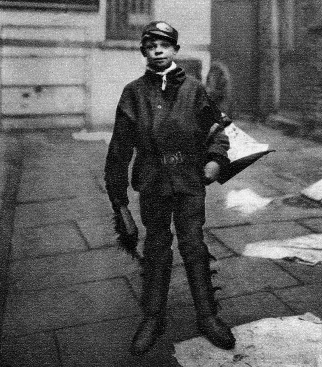 Straßenkehrerjunge, der Pferdemist auf der Straße aufräumt, London, 1926-1927 von Unbekannt