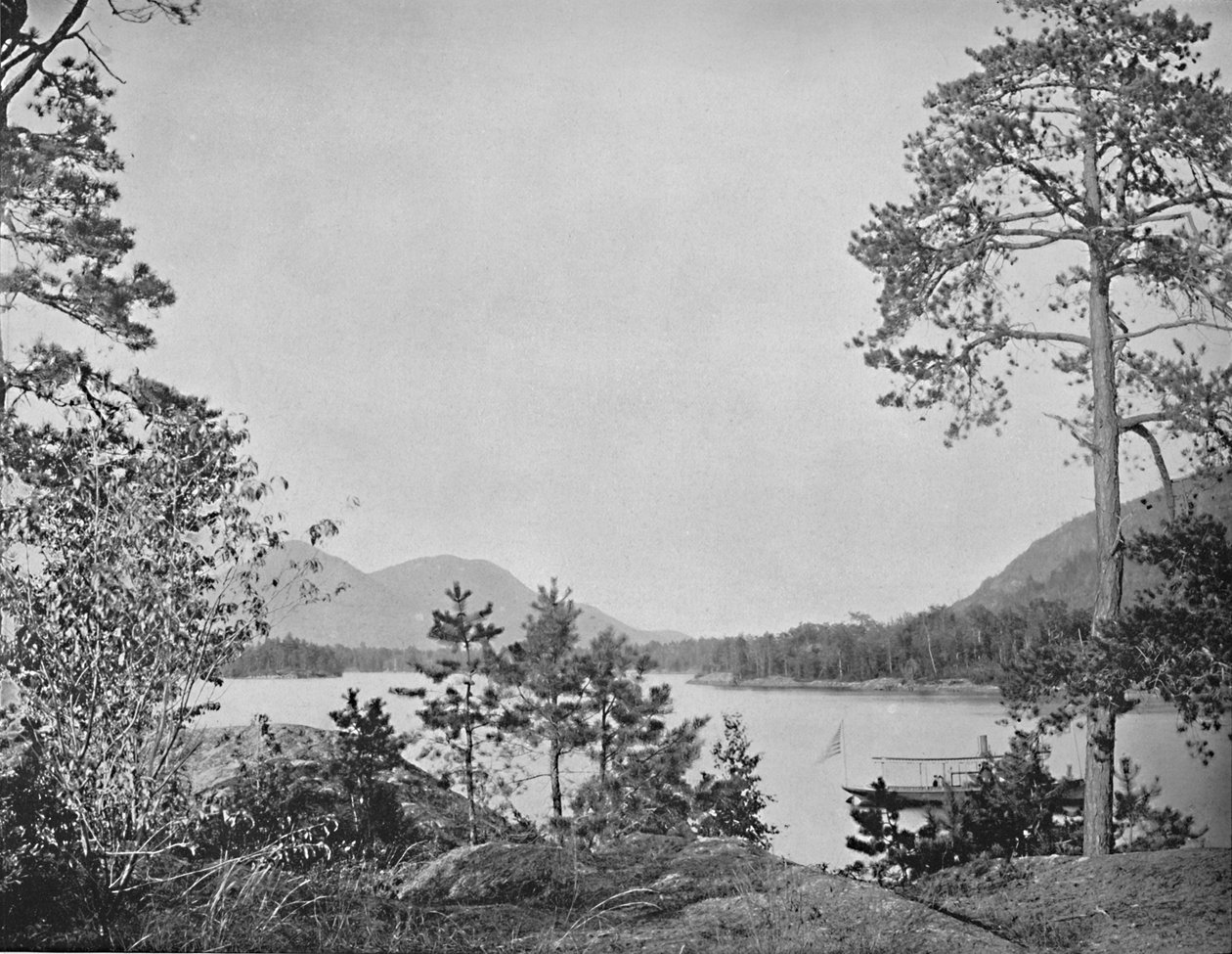 Shelving Rock Mountain, Lake George, New York, um 1897 von Unbekannt