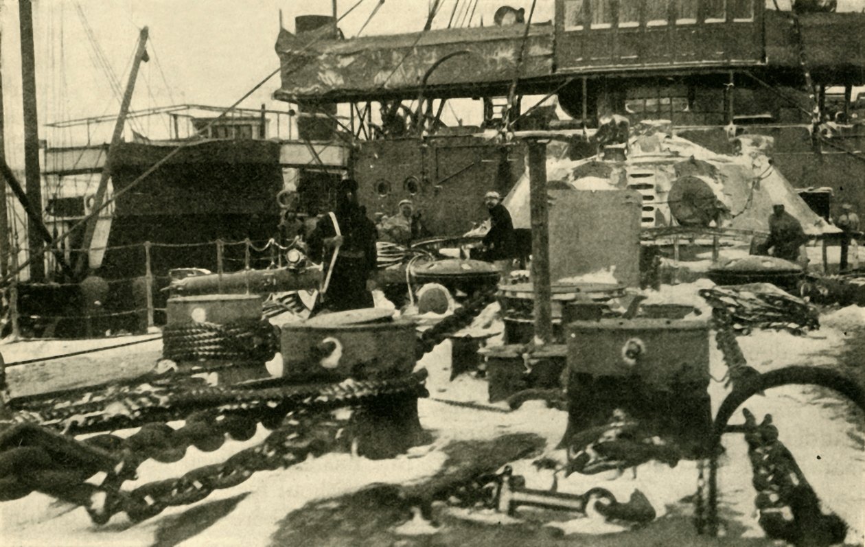Schiff versorgt Kohle unter eisigen Bedingungen, Erster Weltkrieg, 1914, um 1920 von Unbekannt