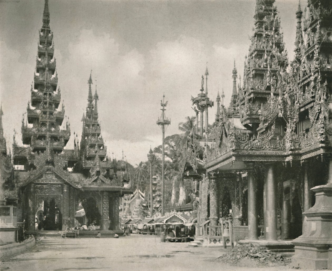 Schrein der Großen Glocke an der Shwe Dagon Pagode, Rangun, 1900 von Unbekannt