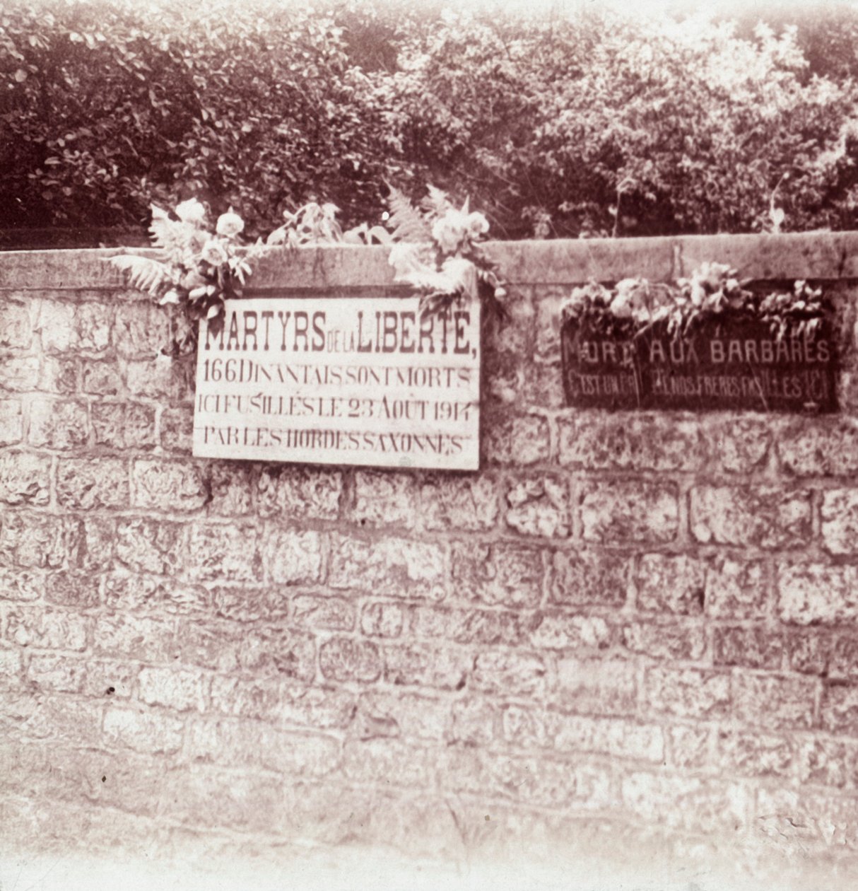 Schild zum Gedenken an Zivilisten, die von den Deutschen erschossen wurden, Dinant, Belgien, um 1914-1918 von Unbekannt