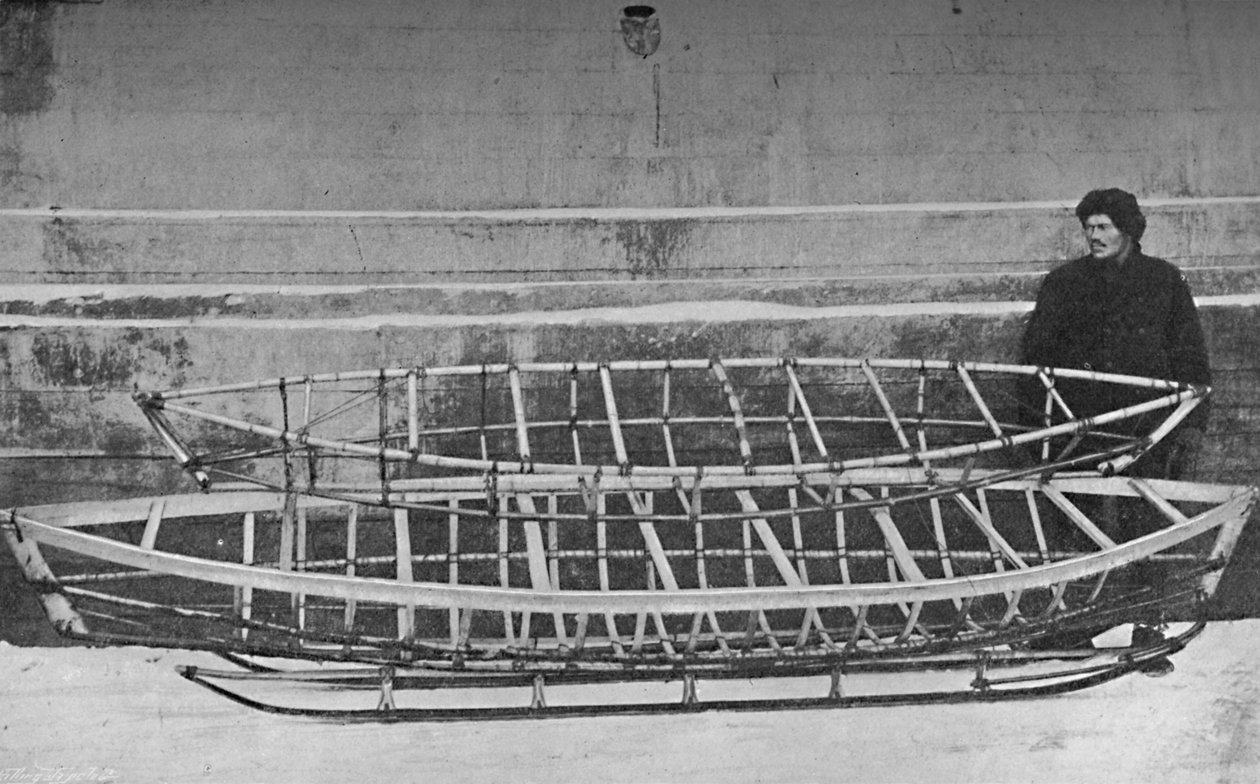 Skelette eines Einmann-Kajaks aus Bambus und eines Doppelkajaks, liegend auf einem Handschlitten, 1894, 1897 von Unbekannt