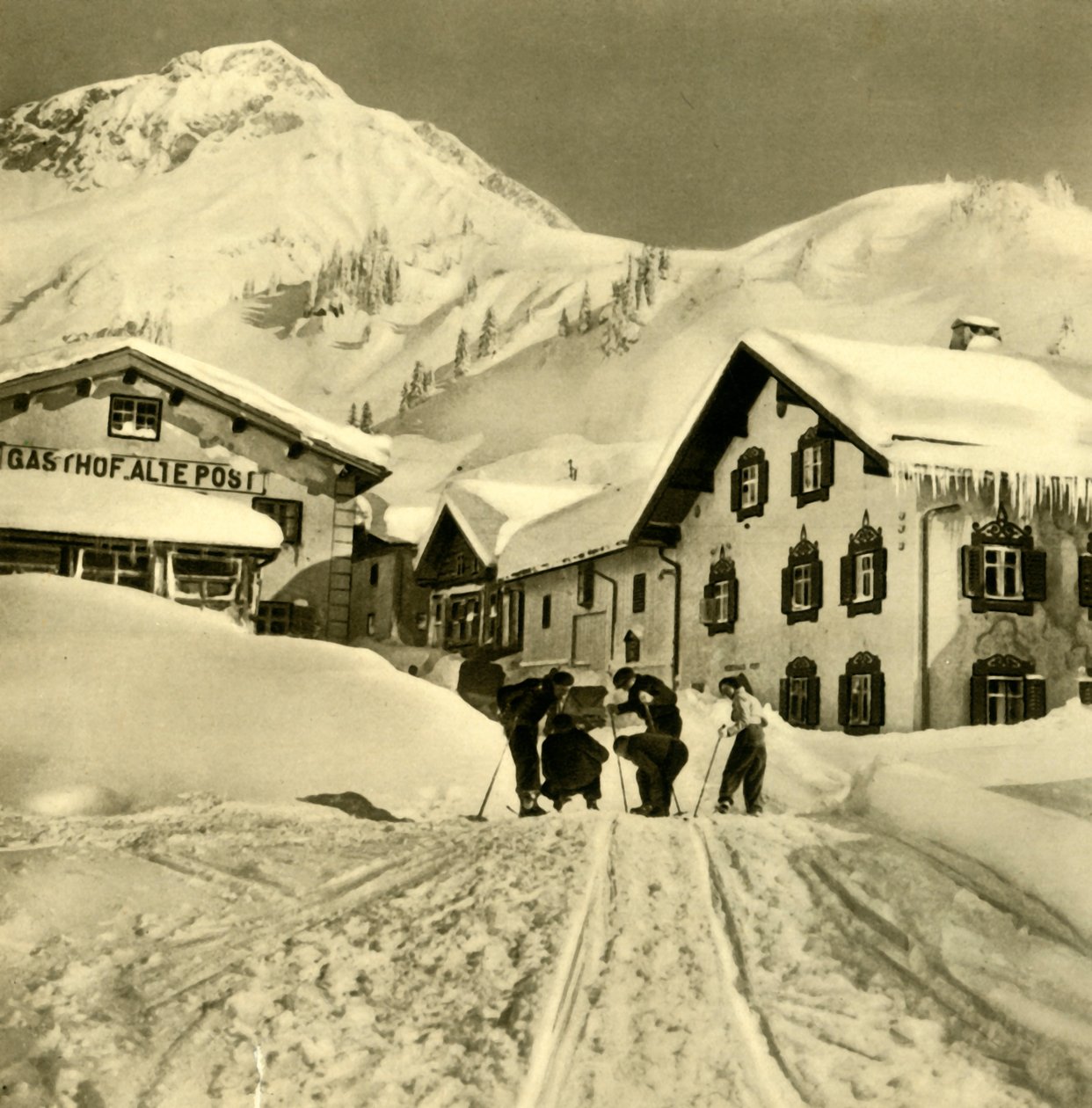 Skifahrer in Stuben am Arlberg, Vorarlberg, Österreich, um 1935 von Unbekannt