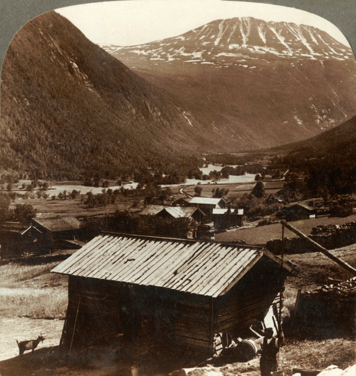 Schneebedeckte Höhen des Mt. Gausta, 6180 ft., über ruhigen Häusern im Maan-Tal, Norwegen von Unbekannt