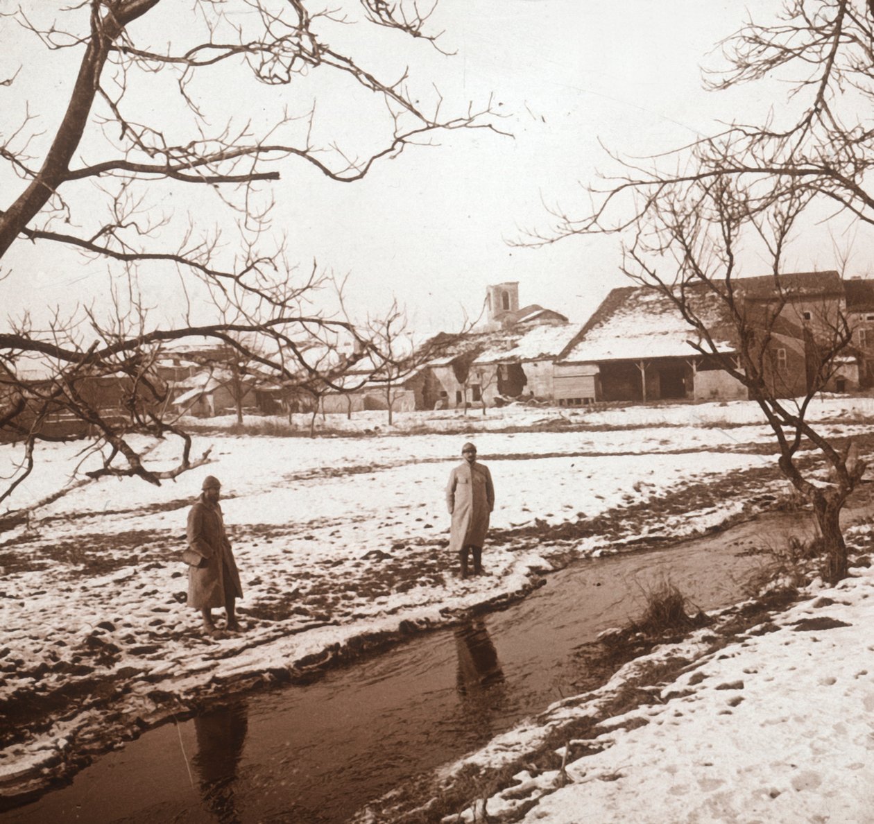 Soldaten an einem Fluss, Bernecourt, Nordfrankreich, ca. 1914-1918 von Unbekannt
