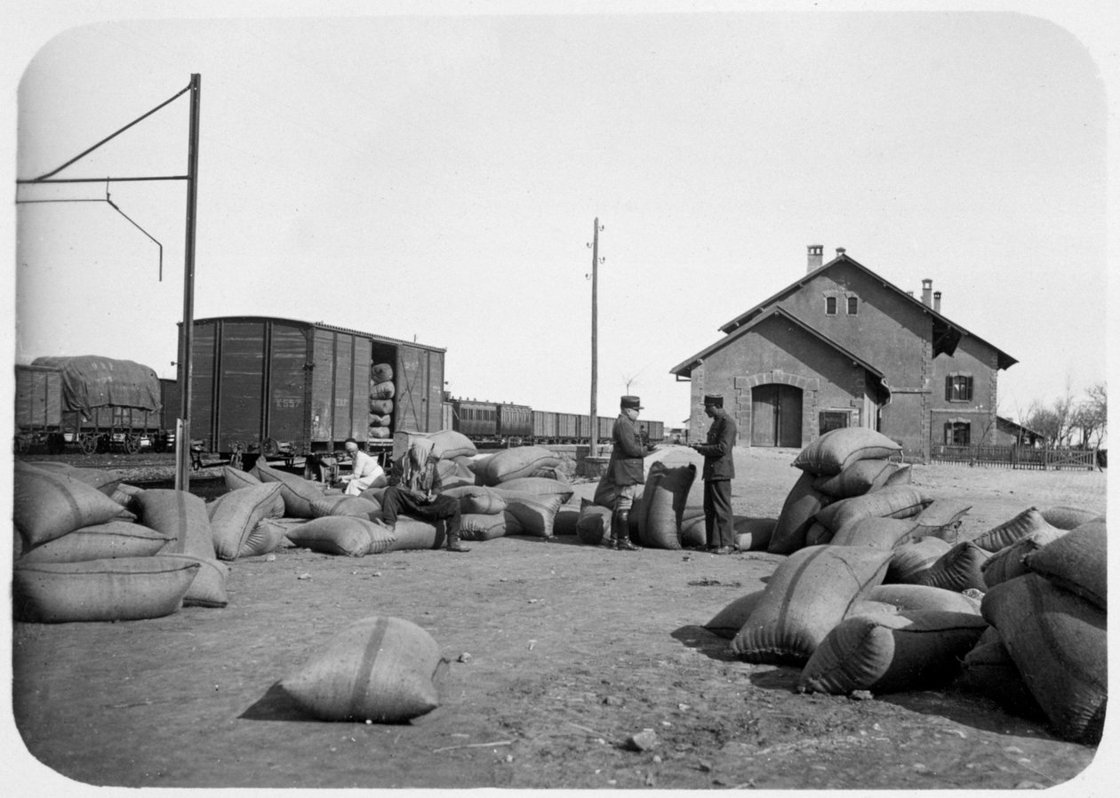 Soldaten der französischen Fremdenlegion in einem Bahnhofsbereich, Syrien, 20. Jahrhundert von Unbekannt