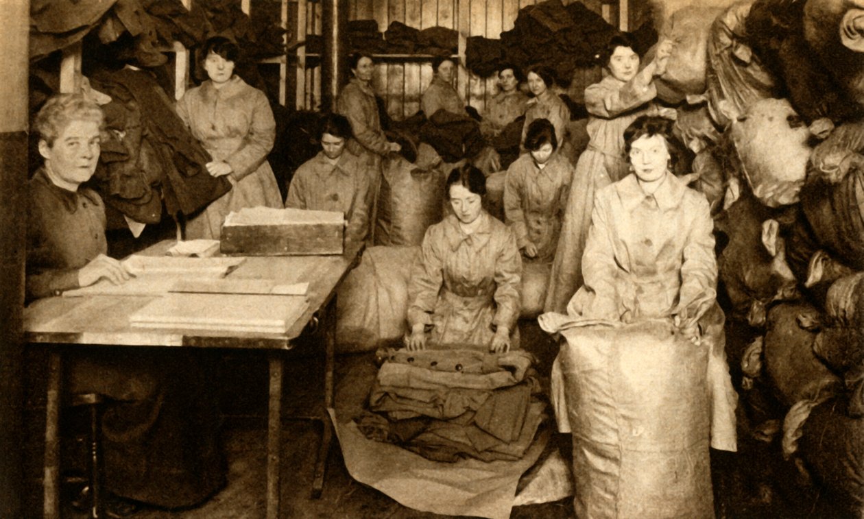 Sortieren von Uniformen im WAAC-Kleiderladen, Erster Weltkrieg, 1914-1918, 1933 von Unbekannt