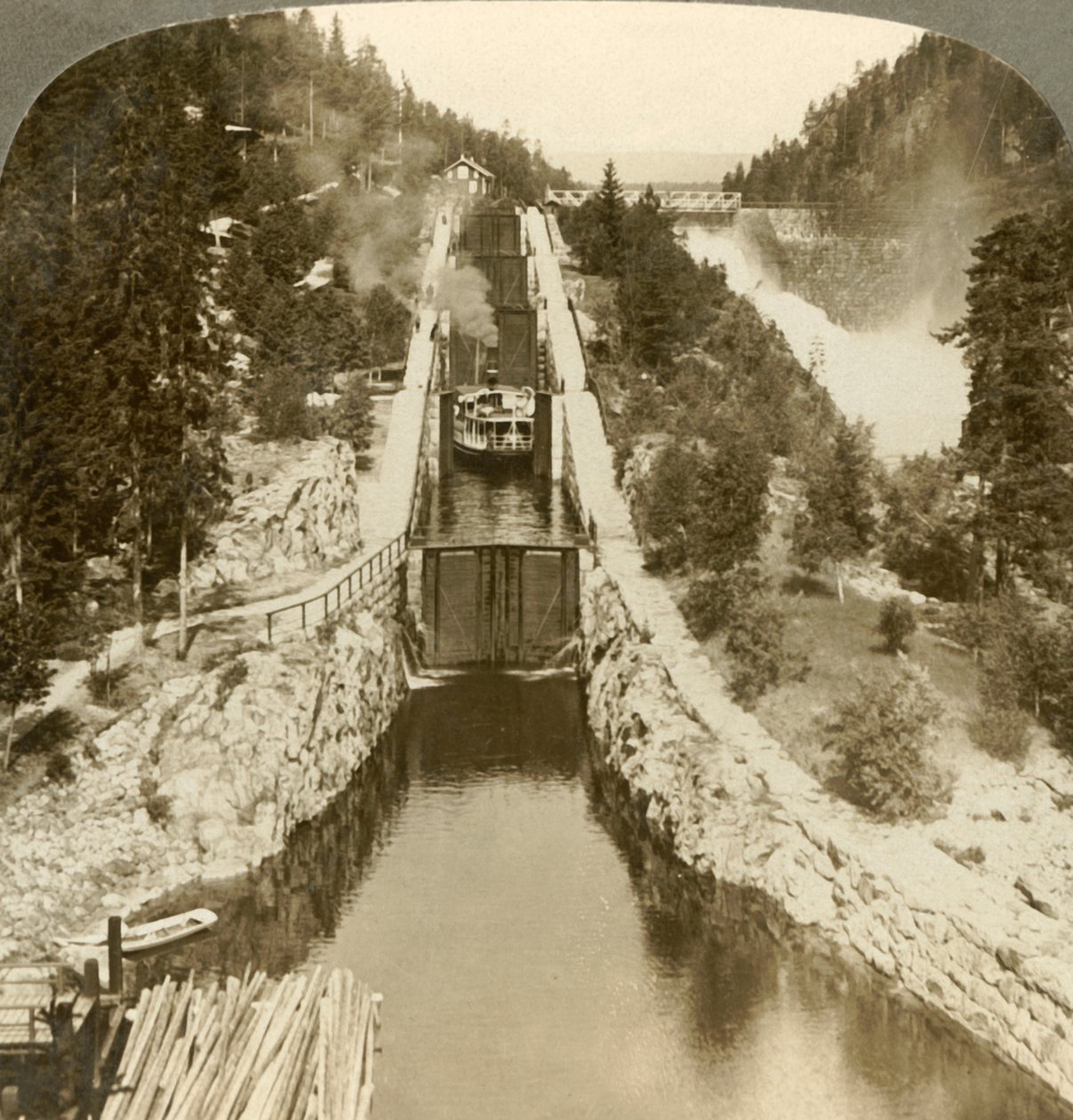 Dampfschiff erklimmt einen Hügel neben dem Vrang-Wasserfall, bei Schleusen in Bandak-Nordsjo, Norwegen, ca. 1905 von Unbekannt