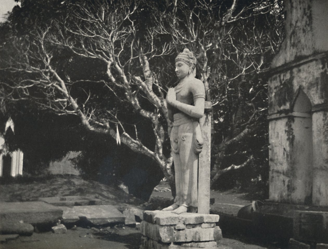 Steinfigur nahe der Ruwanwali-Dagoba, Anuradhapura von Unbekannt