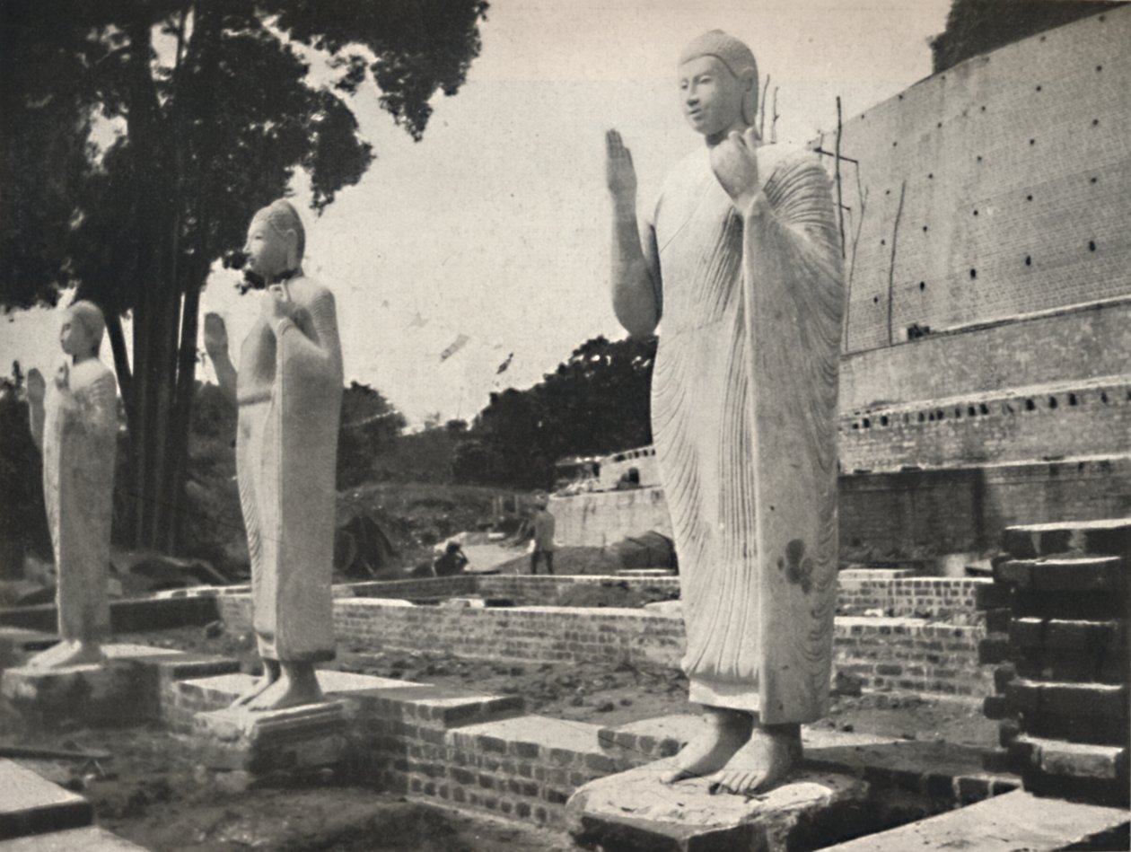 Steinstatuen vor der in Wiederherstellung befindlichen Ruwanwali-Dagoba, Anuradhapura, 1926 von Unbekannt