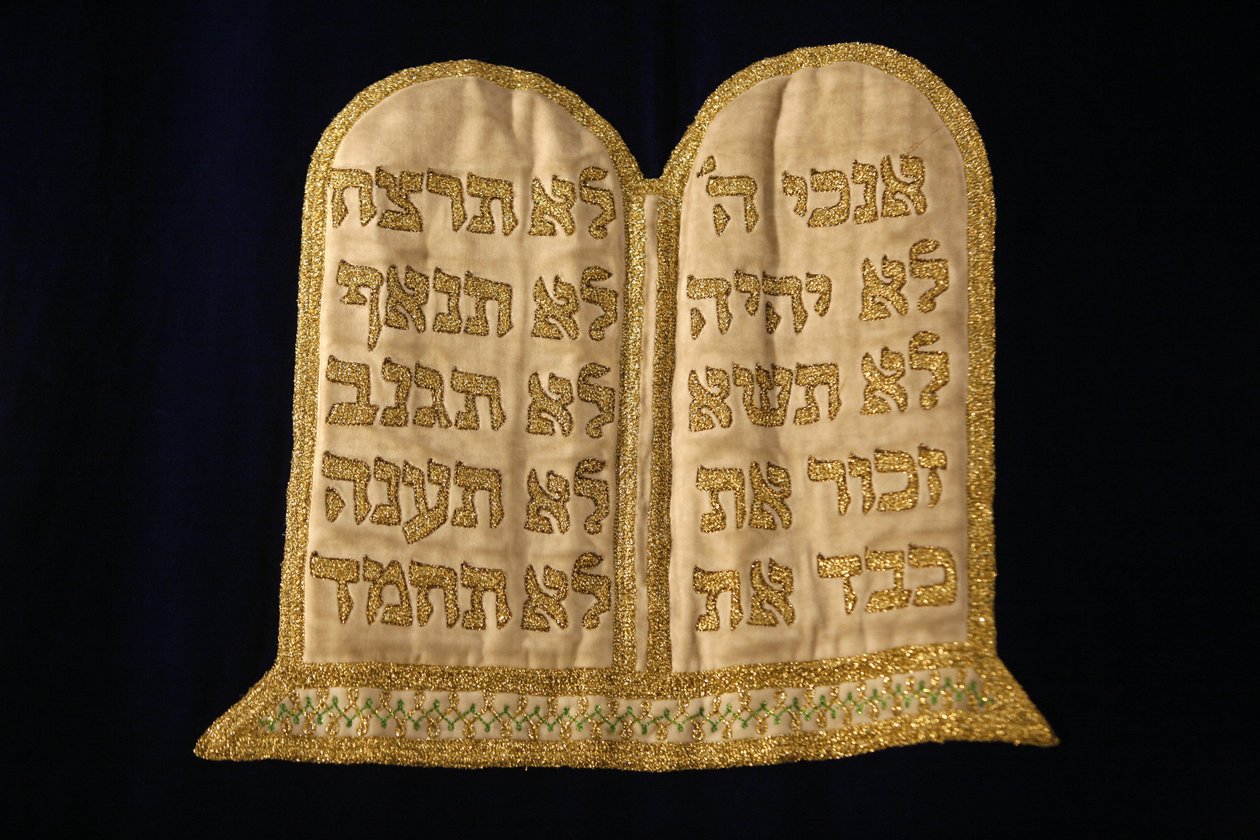 Gesetzestafeln Stickerei in der Stadttempel-Synagoge, Wien, Österreich von Unbekannt