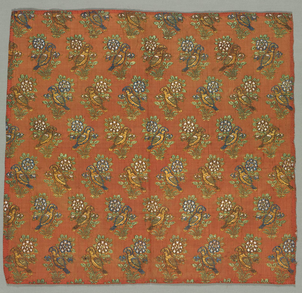 Taftfragment mit Gul-u-Bulbul Rosen- und Nachtigallenmuster, 1700er Jahre von Unbekannt