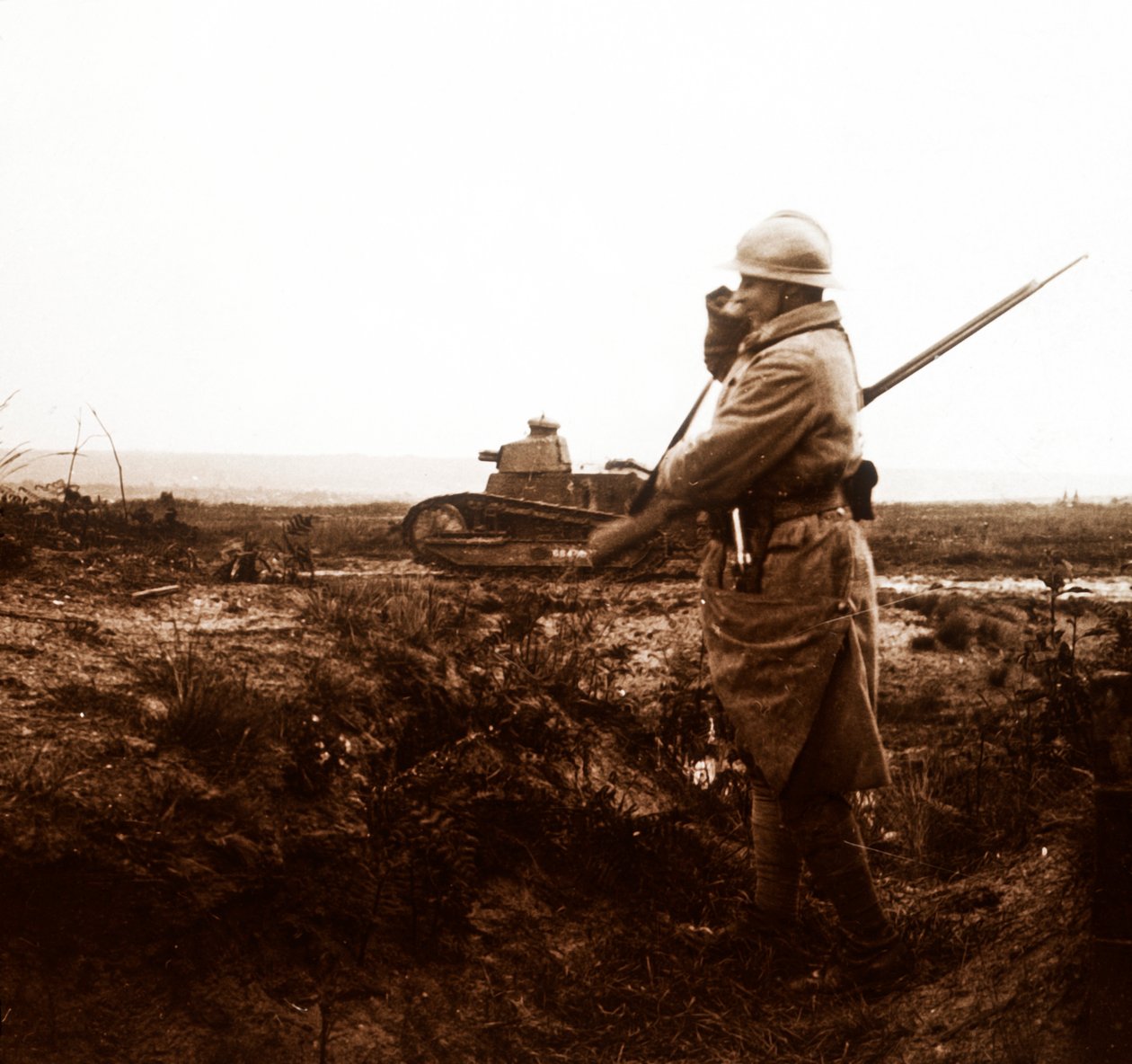 Panzer und Soldat auf dem Schlachtfeld, ca. 1914-1918 von Unbekannt