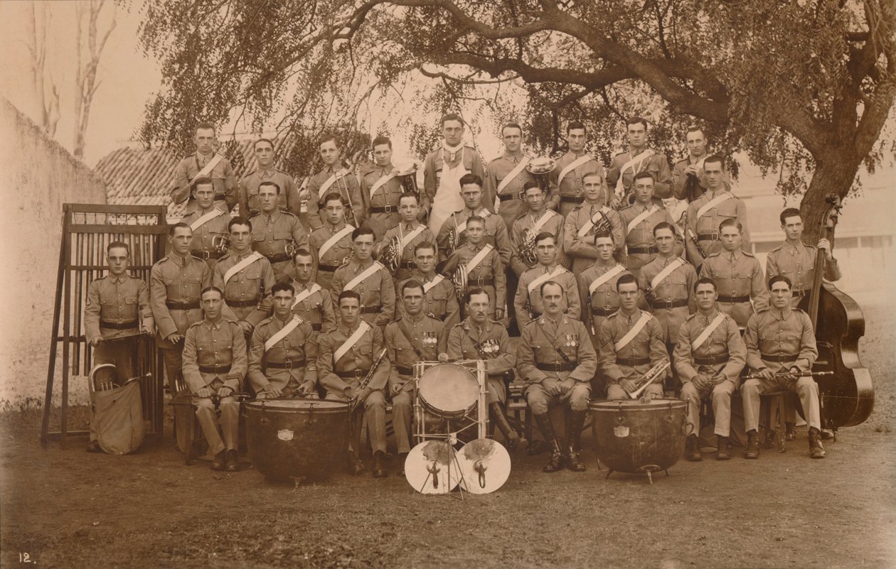 Das Bataillonsorchester des Ersten Bataillons, Das Queens Own Royal West Kent Regiment. Poona, Indien, 1 von Unbekannt