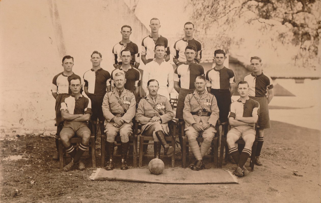 Die Fußballmannschaft des ersten Bataillons, The Queens Own Royal West Kent Regiment. Poona von Unbekannt