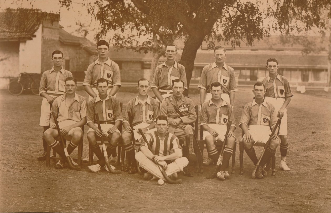 Die Bataillon-Hockeymannschaft des Ersten Bataillons, The Queens Own Royal West Kent Regiment, Poona von Unbekannt