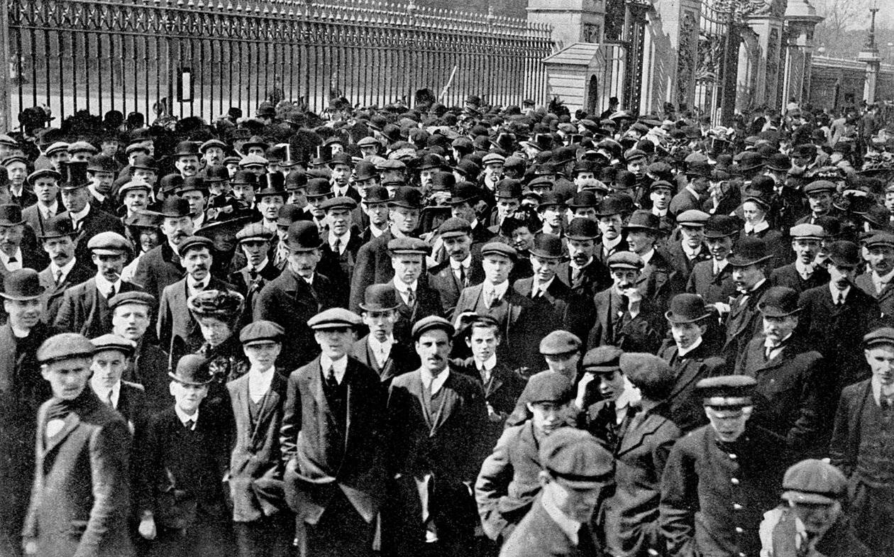 Die Menschenmengen vor dem Buckingham Palace, Eine Nation in Sorge, 1910 von Unbekannt