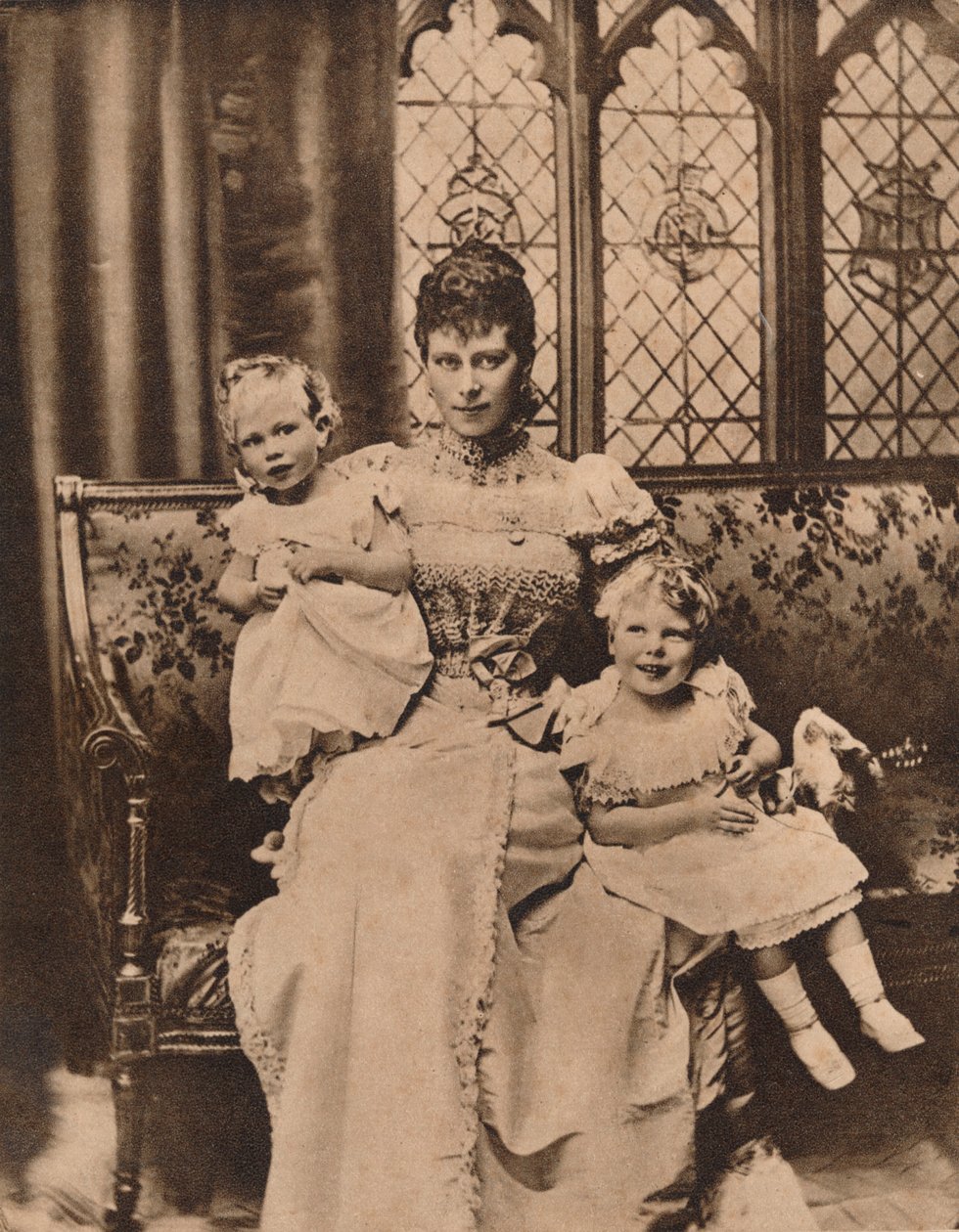 Die Herzogin von York mit ihren zwei Söhnen, Prinzen Edward und Albert, um 1897 1935 von Unbekannt