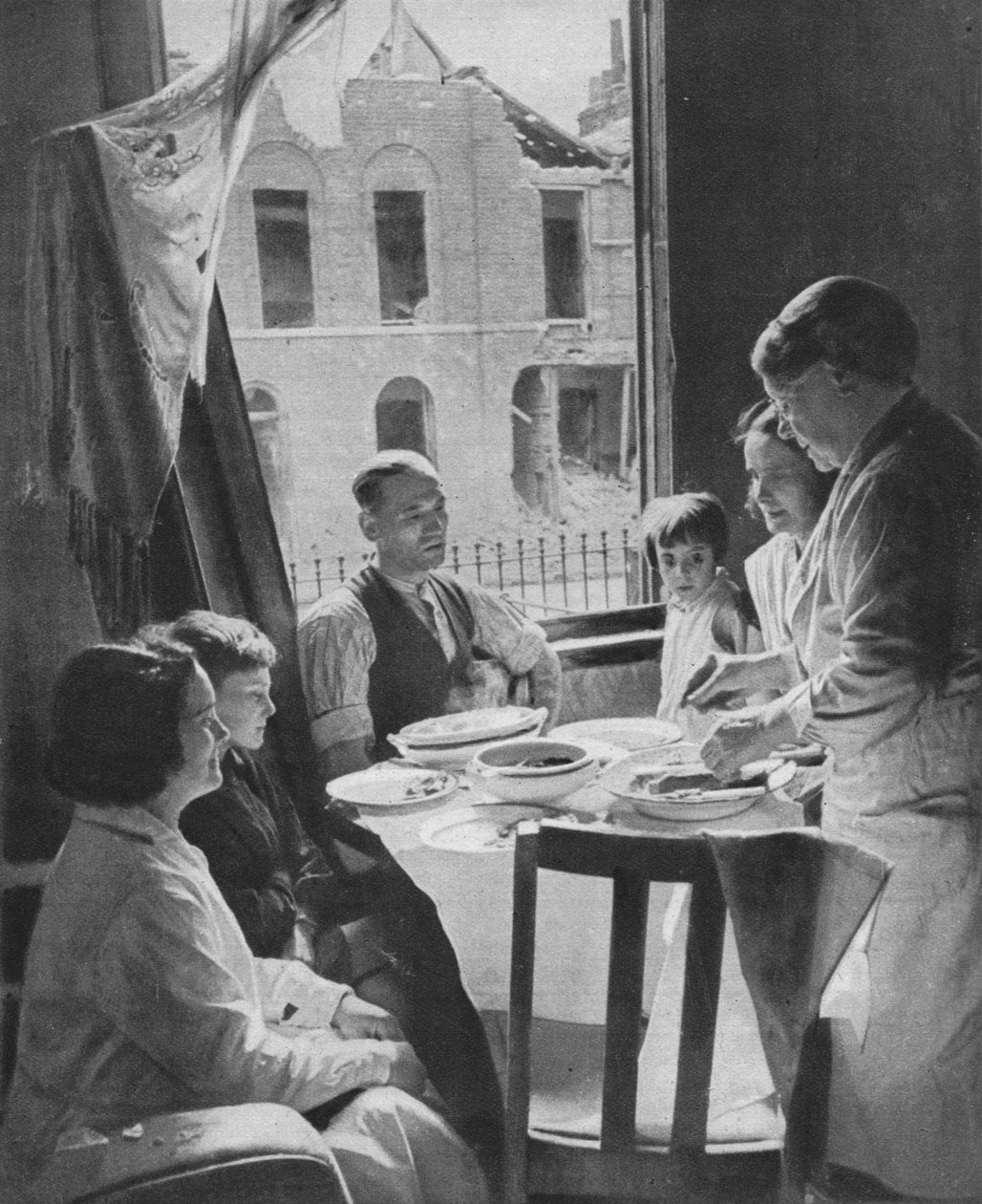 Die Familie muss essen, ca. 1940-1942 von Unbekannt
