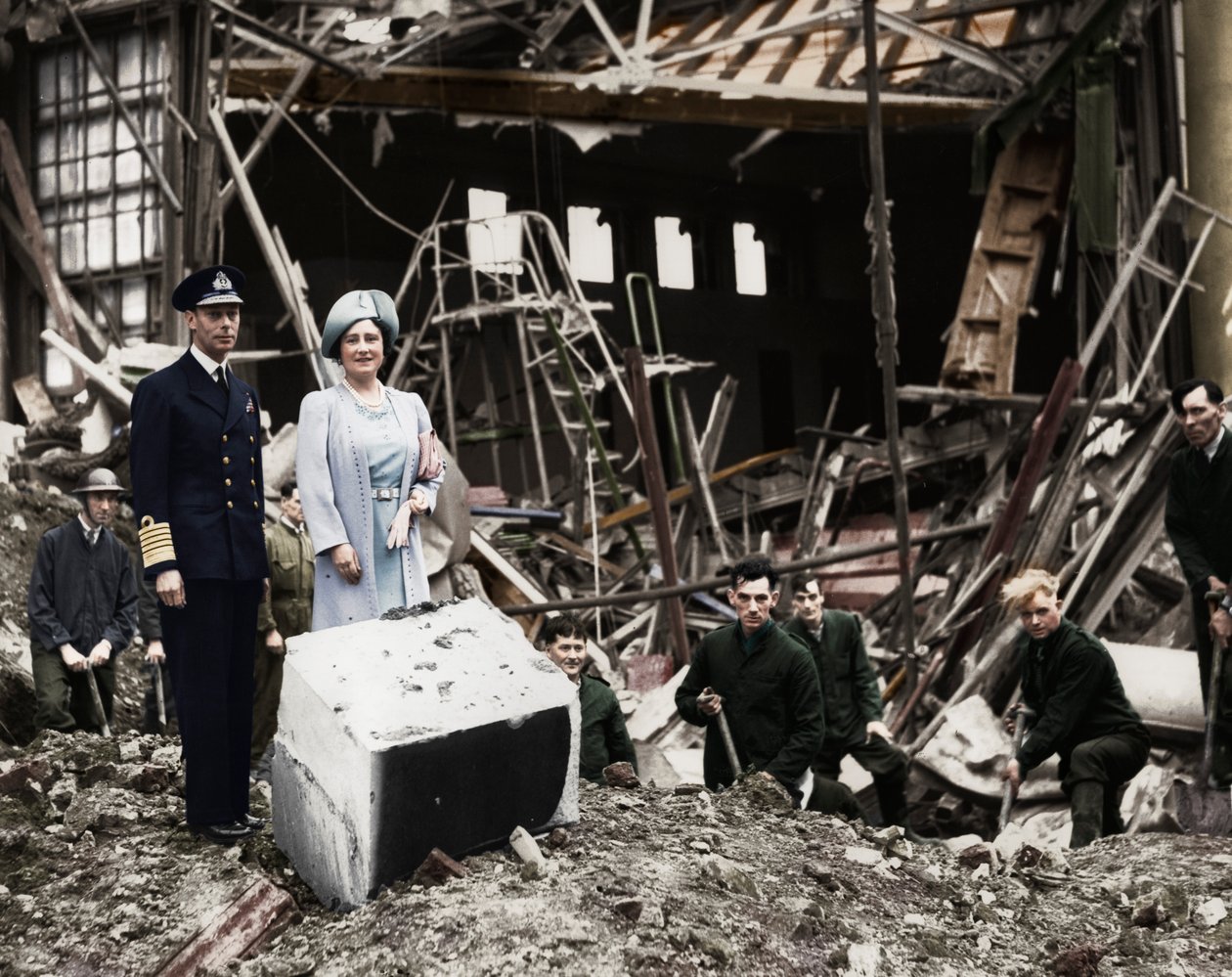 Der König und die Königin begutachten Bombenschäden, Buckingham Palace, London, Zweiter Weltkrieg, 1940 von Unbekannt
