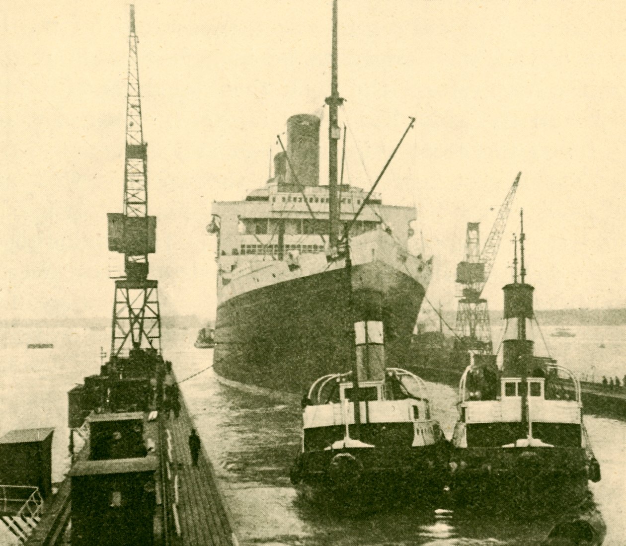 Die Majestic fährt in das Trockendock, gezogen von Schleppern, ca. 1930 von Unbekannt