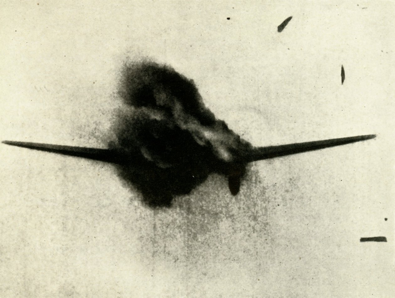 Der Moment des Sieges: Eine Heinkel III kurz vor dem Absturz, 1939-1940, 1941 von Unbekannt