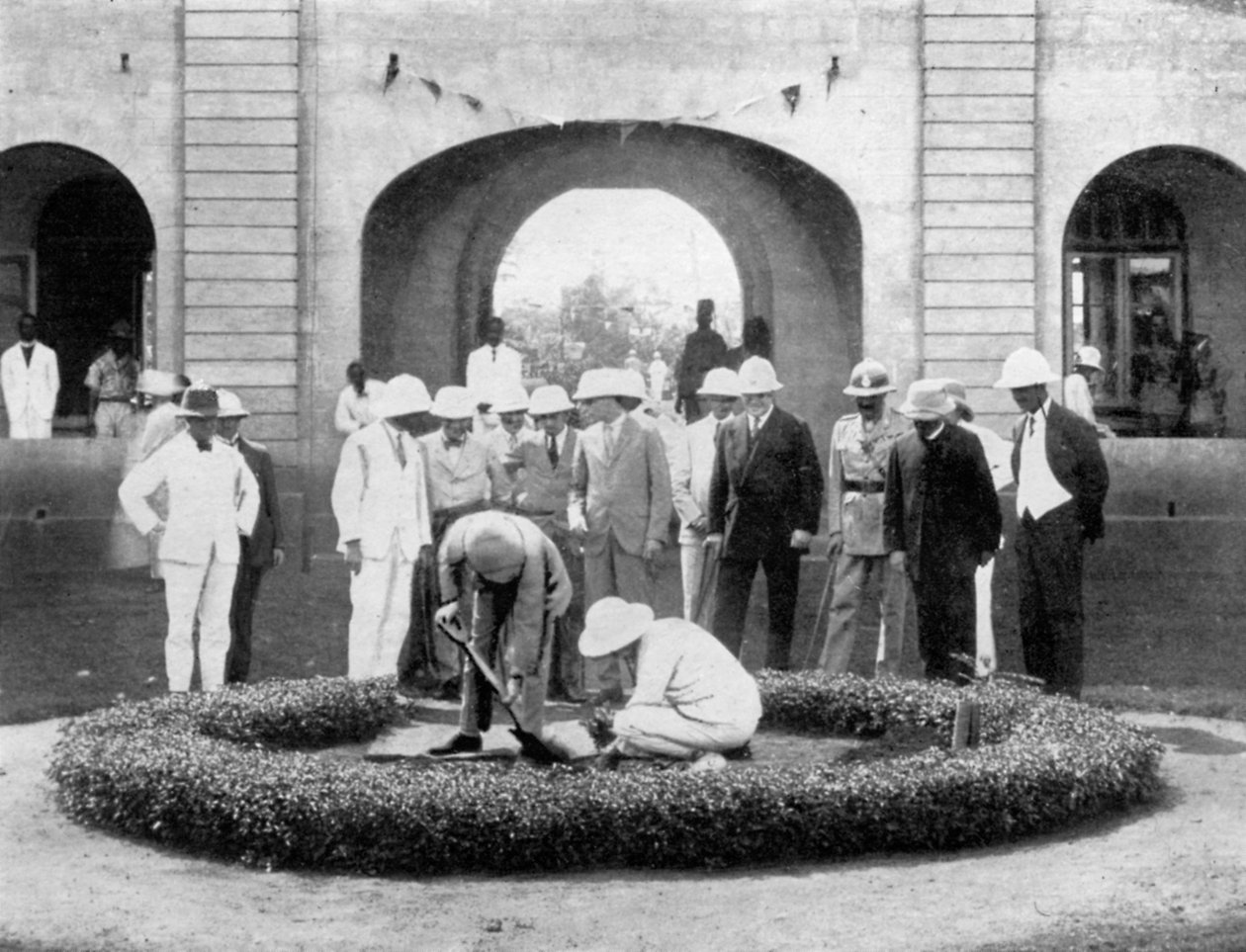 Der Prinz von Wales pflanzt einen Baum am Kumasi Church College, Ghana, 1926 von Unbekannt